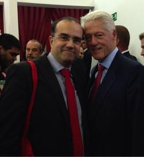 "Yo también tuve foto con Bill Clinton hace unos meses y sin salir de Madrid... Y gratis total.... pic.twitter.com/m35PDkWAEx" decía Enrique, hace unos días, en su twitter @enriquealcat Enrique Alcat